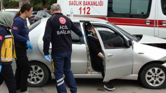 ANTALYA’DA OTOMOBİL İLE HAFİF TİCARİ KAVŞAKTA ÇARPIŞTI: 3 YARALI