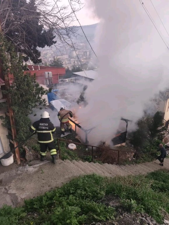HATAY’DA ODUNLUK YANGINI EVLERE SIÇRAMADAN SÖNDÜRÜLDÜ