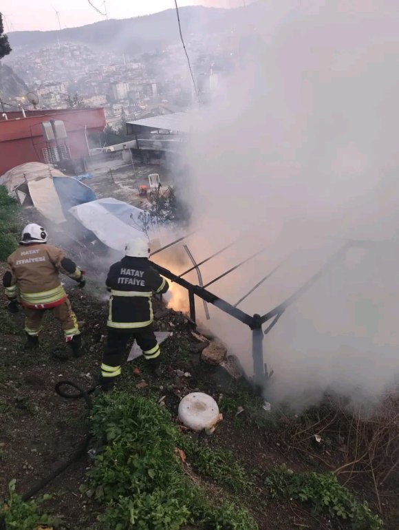 HATAY’DA ODUNLUK YANGINI EVLERE SIÇRAMADAN SÖNDÜRÜLDÜ