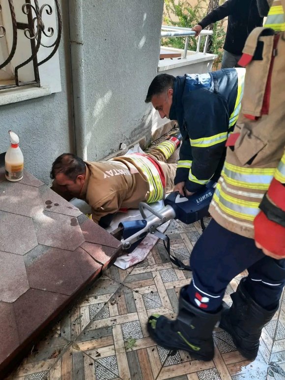 HATAY’DA HAVALANDIRMA BOŞLUĞUNA DÜŞEN KÖPEK KURTARILDI