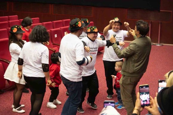 ADANA’DA ÖZEL İHTİYAÇLI ÇOCUKLAR SANATÇI UĞUR ASLAN İLE BULUŞTU