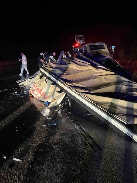 BURDUR’DA KAMYONET İLE TIR ÇARPIŞTI: 2’Sİ AĞIR 3 YARALI