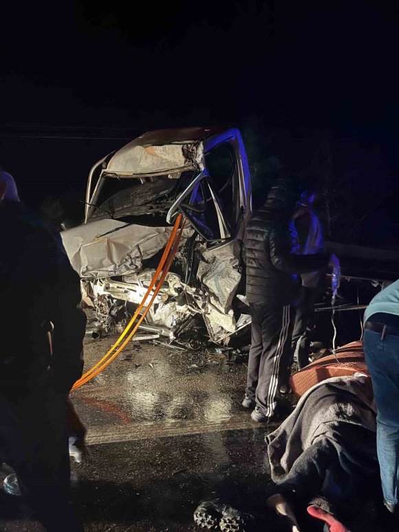 BURDUR’DA KAMYONET İLE TIR ÇARPIŞTI: 2’Sİ AĞIR 3 YARALI