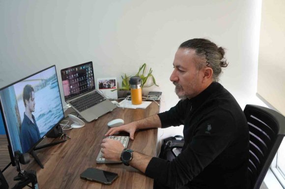 ANTALYA’DA GELİŞTİRİLEN YAPAY ZEKÂ SANATÇISI AYROS’A YOĞUN İLGİ: YORUMLAR YANKI UYANDIRIYOR