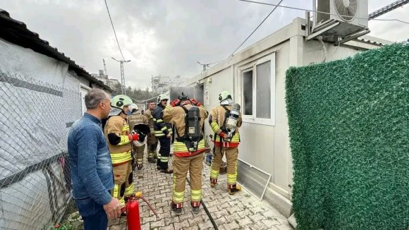 HATAY’DA KONTEYNER YANGINI BÜYÜMEDEN SÖNDÜRÜLDÜ