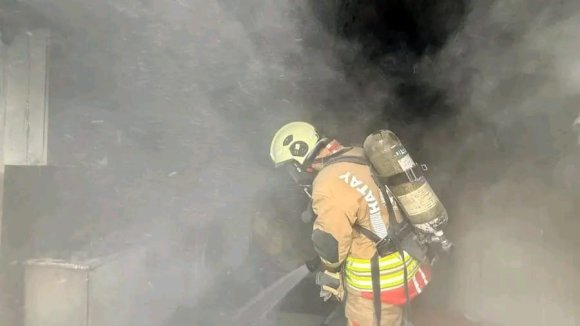 HATAY’DA KONTEYNER YANGINI BÜYÜMEDEN SÖNDÜRÜLDÜ