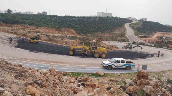 KEPEZ BELEDİYESİ, YAĞMURUN AŞINDIRDIĞI YOLLARI YENİLEDİ