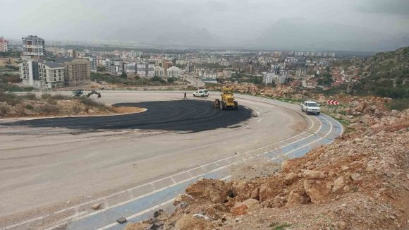 KEPEZ BELEDİYESİ, YAĞMURUN AŞINDIRDIĞI YOLLARI YENİLEDİ