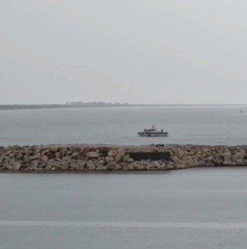 ARACIYLA DENİZE DÜŞEN SÜRÜCÜYÜ SAHİL GÜVENLİK KURTARDI