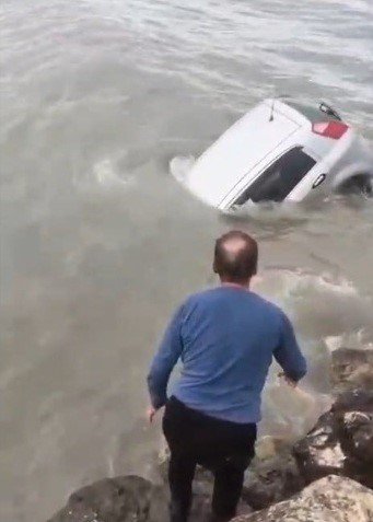 ARACIYLA DENİZE DÜŞEN SÜRÜCÜYÜ SAHİL GÜVENLİK KURTARDI