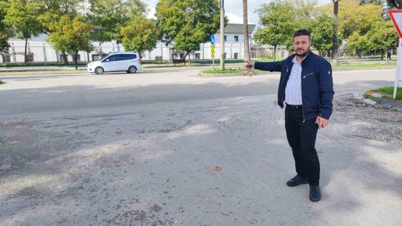 BULVARDA SÜREKLİ KAZA OLMASINA ESNAF İSYAN ETTİ