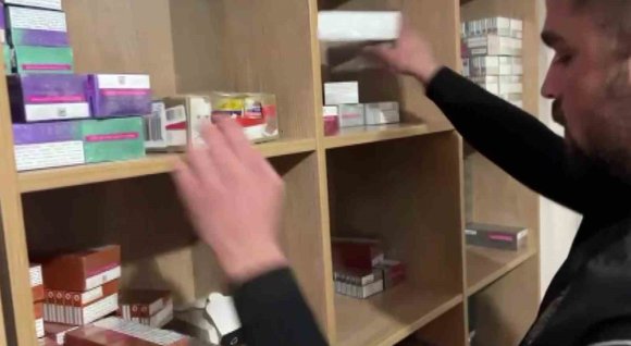 EVDEKİ VİTRİNLERDEN KAÇAK SİGARALAR ÇIKTI, SAVUNMASI PES DEDİRTTİ: "TANIMADIĞIMIZ BİRİSİ BAVULLA GETİRİP BIRAKTI"
