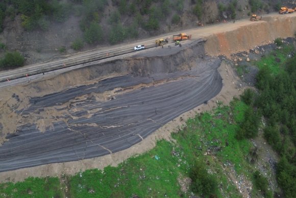 BAŞKAN ÖZEN’DEN HEYELAN UYARISI: "ZORUNLU OLMADIKÇA YOLA ÇIKMAYIN"