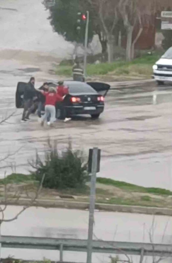 ADANA’DA BİR KADININ KARIŞTIĞI SOPALI KAVGA GÖRÜNTÜLENDİ