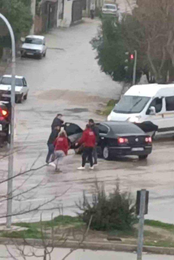 ADANA’DA BİR KADININ KARIŞTIĞI SOPALI KAVGA GÖRÜNTÜLENDİ