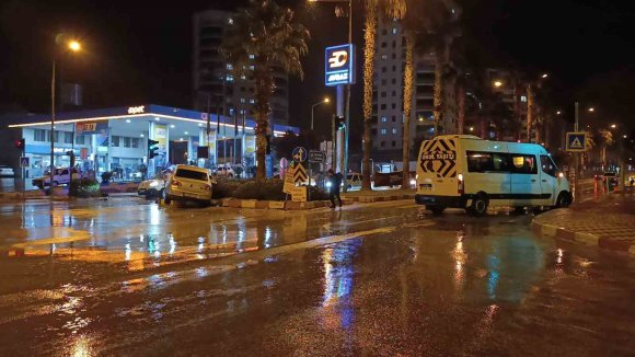 MİNİBÜS İLE OTOMOBİL ÇARPIŞTI: 4 YARALI