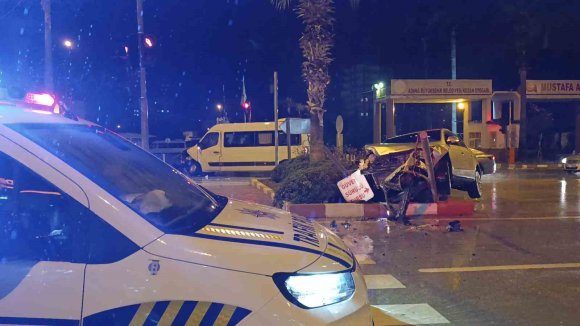 MİNİBÜS İLE OTOMOBİL ÇARPIŞTI: 4 YARALI