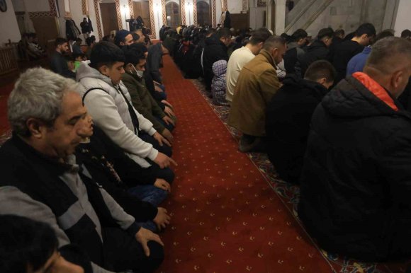 DEPREMİN ARDINDAN HABİBİ NECAR CAMİİ’NDE İLK TERAVİHİ KILINDI