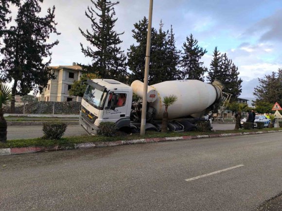 ÇUKURA DÜŞEN BETON MİKSERİ DEVRİLMEYE RAMAK KALA DURDU