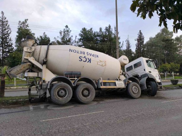 ÇUKURA DÜŞEN BETON MİKSERİ DEVRİLMEYE RAMAK KALA DURDU