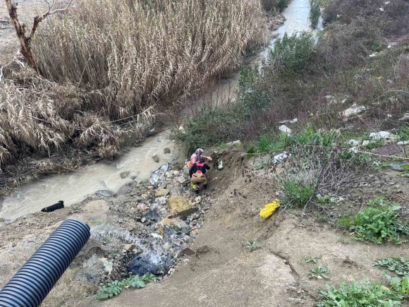 DERE YATAĞINA DÜŞEN OĞLAĞI KURTARMAK İSTEYEN KADIN MAHSUR KALDI