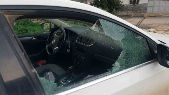 KALDIRIM TAŞIYLA CAMINI KIRDIKLARI OTOMOBİLDEN DEPREMZEDE VATANDAŞIN 100 BİN TL’SİNİ ÇALDILAR