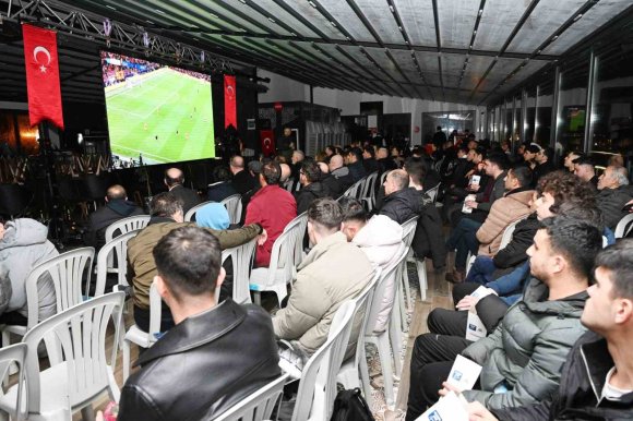 GALATASARAY’IN AVRUPA ZAFERİNİ BİRLİKTE İZLEDİLER