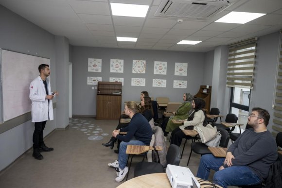 MERSİN’DE MERCEK KURSLARIYLA TURİZM SEKTÖRÜNE NİTELİKLİ PERSONEL YETİŞTİRİLİYOR