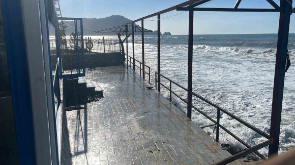 ALANYA’DA DALGALAR BALIK LOKANTASINI BASTI