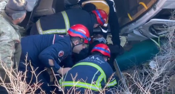 ADANA’DA ÖĞRENCİ SERVİSİ ŞARAMPOLE DEVRİLDİ: 2’Sİ AĞIR 9 YARALI