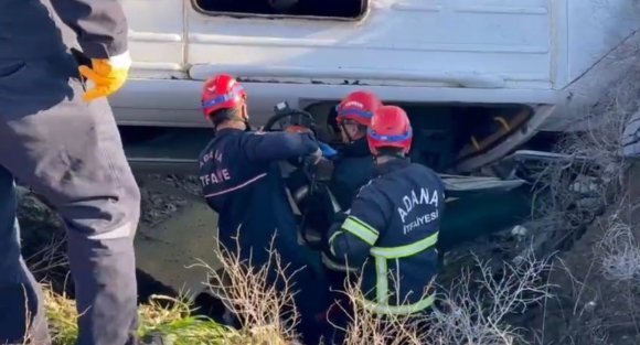 ADANA’DA ÖĞRENCİ SERVİSİ ŞARAMPOLE DEVRİLDİ: 2’Sİ AĞIR 9 YARALI