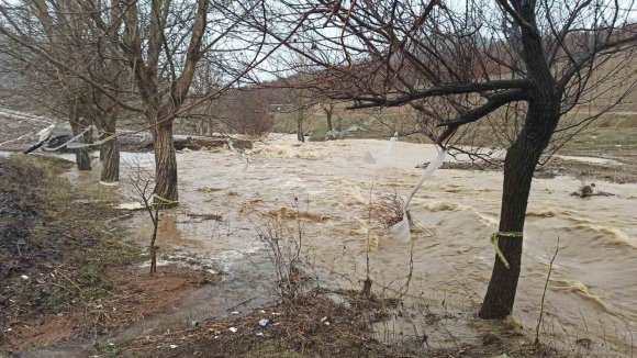 EKİNÖZÜ BELEDİYESİ’NİN YAPTIĞI YOL İLK YAĞMURDA TAŞKIN ALTINDA KALDI