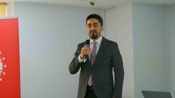 OSMANİYE’DE "KADRAJDA SANAT, HABERDE GERÇEK" VE "HABERCİLİĞİN YAPAY ZEKA İLE DÖNÜŞÜMÜ" EĞİTİMLERİ DÜZENLENDİ