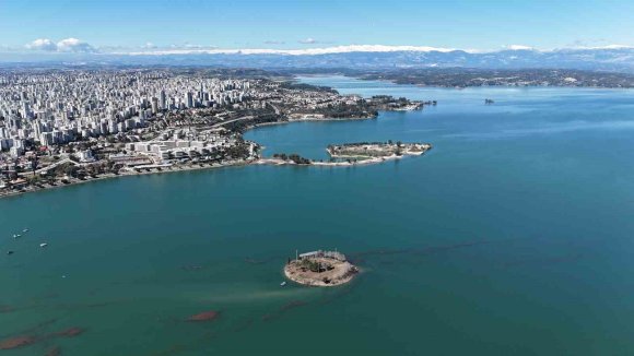 ADANA’DA GÖLDE SU SEVİYESİ YÜKSELDİ, SEVGİ ADASI YOLU KAYBOLDU
