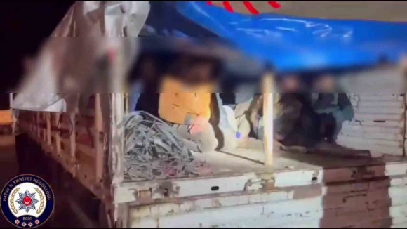 TIR DORSESİNDE BRANDA ALTINDA SAKLANAN 12 KAÇAK GÖÇMEN YAKALANDI