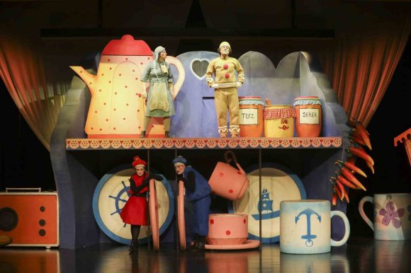 MERSİN ŞEHİR TİYATROSUNA KÜÇÜK ELLERDEN BÜYÜK ALKIŞ