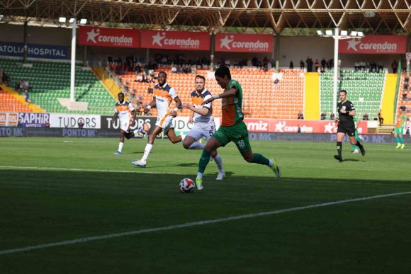 TRENDYOL SÜPER LİG: CORENDON ALANYASPOR: 0 - RAMS BAŞAKŞEHİR: 2 (İLK YARI)