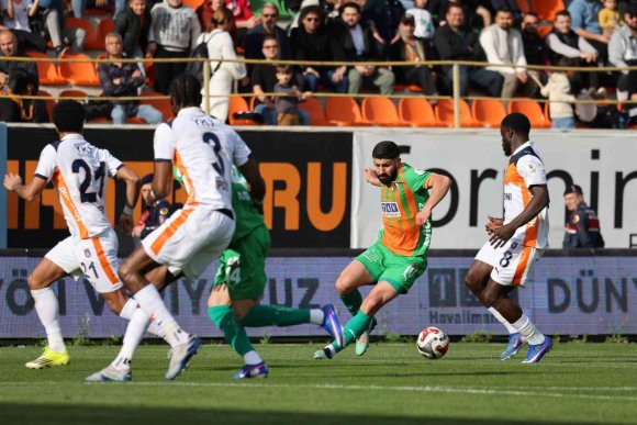 TRENDYOL SÜPER LİG: CORENDON ALANYASPOR: 0 - RAMS BAŞAKŞEHİR: 2 (İLK YARI)