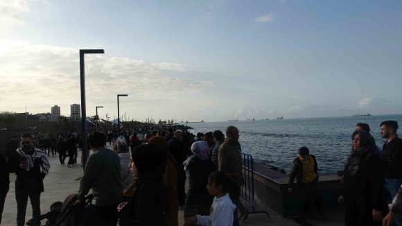 YAĞIŞLI HAVANIN SON BULMASINI FIRSAT BİLEN VATANDAŞLAR İSKENDERUN SAHİLİ’NE AKIN ETTİ