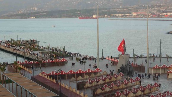 YAĞIŞLI HAVANIN SON BULMASINI FIRSAT BİLEN VATANDAŞLAR İSKENDERUN SAHİLİ’NE AKIN ETTİ