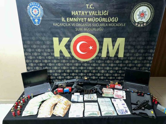 HATAY MERKEZLİ 8 İLDE ‘GÜMRÜK GEÇİŞİNDE RÜŞVET’ OPERASYONUNDA MİLYONLARCA TL’LİK DÖVİZ VE SİLAH ELE GEÇİRİLDİ