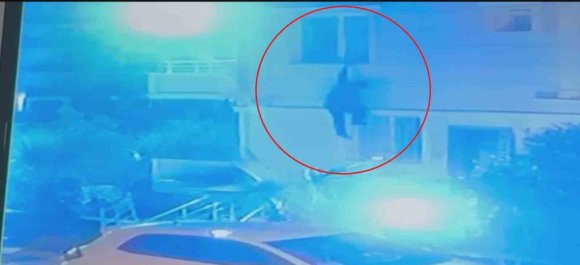 PENCEREDEKİ SİNEKLİĞİ PARÇALAYARAK EVDEN AYRILAN PSİKOLOJİK RAHATSIZLIKLARI BULUNAN GENÇ SIRRA KADEM BASTI