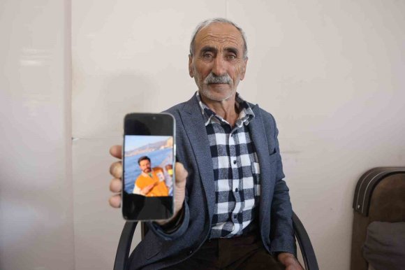 PENCEREDEKİ SİNEKLİĞİ PARÇALAYARAK EVDEN AYRILAN PSİKOLOJİK RAHATSIZLIKLARI BULUNAN GENÇ SIRRA KADEM BASTI