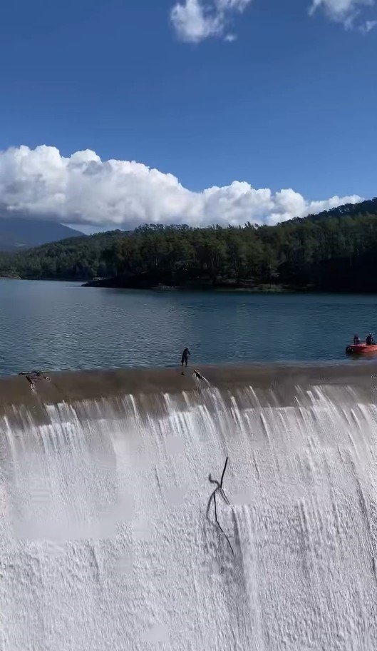 BALIK ÜRETİCİSİNİN SAVAKLARI AÇIK BARAJDA YÜREKLERİ AĞIZLARA GETİREN TEMİZLİK ÇALIŞMASI