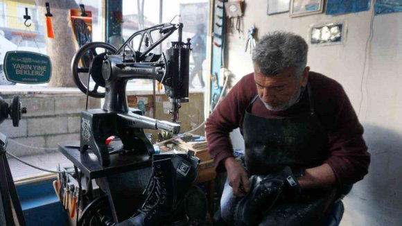 BABASINDAN ÖĞRENDİĞİ AYAKKABI TAMİRCİLİĞİNİ 40 YILDIR SÜRDÜRÜYOR