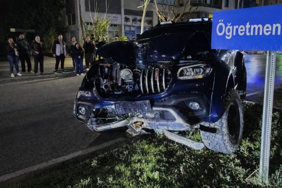 GAZİPAŞA’DA KAMYONET REFÜJE ÇIKTI: 2 YARALI