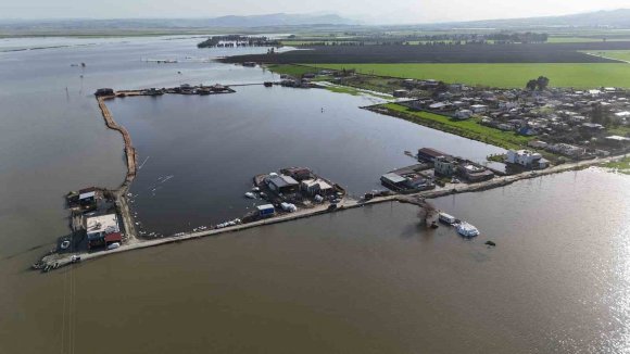 AMİK OVASI’NDA ŞİDDETLİ YAĞIŞLA BİRLİKTE TARIM ARAZİLERİ VE EVLER GÜNLERDİR SULAR ALTINDA