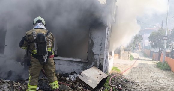 SAMANDAĞ’DA METRUK BİNA YANGINI