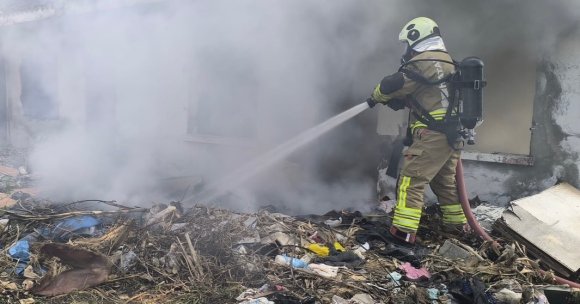 SAMANDAĞ’DA METRUK BİNA YANGINI