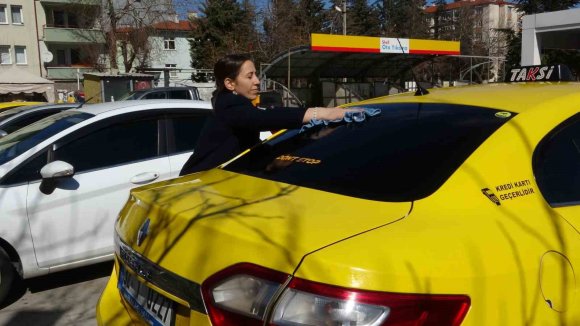 ÜÇ ÇOCUK ANNESİ, TAKSİ ŞOFÖRLÜĞÜYLE HEM AİLESİNİN GEÇİMİNE KATKI SAĞLIYOR HEM DE KADINLARA ÖRNEK OLUYOR